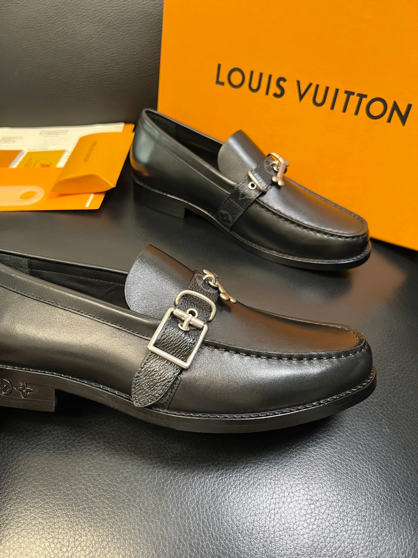 Men's shoes 💰920 Lv high quality top crafts Louis Vuitton leather shoes counter synchronized with original factory configuration, uppers imported from Italy, imported water-dyed cowhide lining, soles: original genuine leather soles specially provided by the original factory, original factory and single goods, welcome to compare, code number 39-44 (customized 38 45 46)